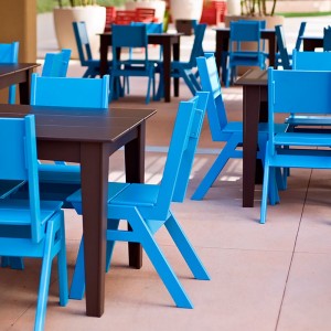 Mesa Alfresco cuadrada de Loll Designs. Productos hechos con material reciclado.