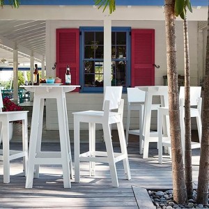 Taburete Fresh Air con respaldo de Loll Designs. Productos hechos con material reciclado.