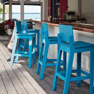 Taburete Fresh Air con respaldo de Loll Designs. Productos hechos con material reciclado.