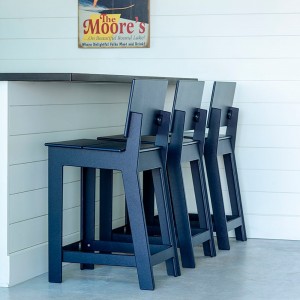 Taburete Fresh Air con respaldo de Loll Designs. Productos hechos con material reciclado.