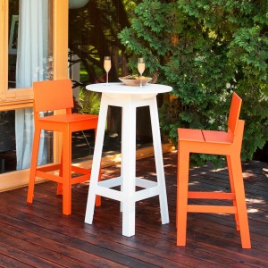 Taburete Fresh Air con respaldo de Loll Designs. Productos hechos con material reciclado.