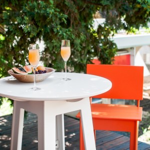 Taburete Fresh Air con respaldo de Loll Designs. Productos hechos con material reciclado.