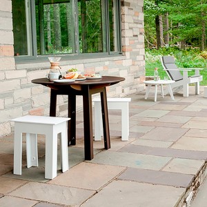 Mesa Fresh Air redonda de Loll Designs. Productos hechos con material reciclado.