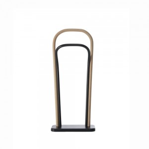 Galán de noche Arch de GTV Thonet Vienna. Percheros para ambientes domésticos.