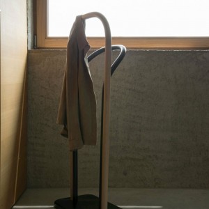 Galán de noche Arch de GTV Thonet Vienna. Percheros para ambientes domésticos.