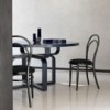 Una mesa con un disñeo retro en redonda Caryllon,GTV Thonet Vienna