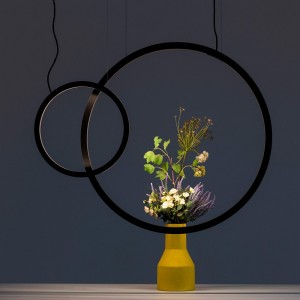 Lámpara de suspensión O Artemide. Diseño moderno y elegante exterior.