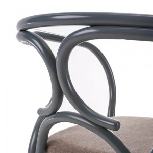 Butaca Brezel de GTV Thonet Vienna. Sillas de madera con asiento tapizado.