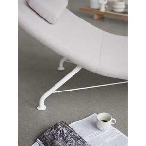 Silla relax lounge escultural de lineas elegantes Sense del fabricante Softline.