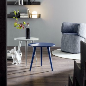 Mesa trio de Novamobili. Compuesta de mader barnizada. Execelente diseño.