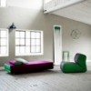 Sofá cama elegante Shine para dormitorio de Softline. Sofacamas de una y dos plazas.