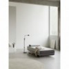 Sofá cama elegante Shine para dormitorio de Softline. Sofacamas de una y dos plazas.