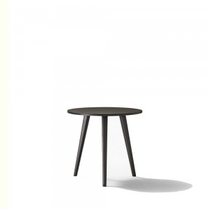 Mesa trio de Novamobili. Compuesta de mader barnizada. Execelente diseño.