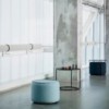 Set de mesa auxiliar y pouf Tom de Softline. Mesas auxiliares de diseño nórdico para salón.