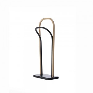 Galán de noche Arch de GTV Thonet Vienna. Percheros para ambientes domésticos.