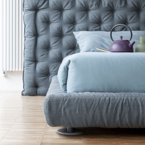 Cama Full Moon de Bonaldo. Mobiliario de diseño italiano para camas.