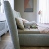 Cama Youniverse de Bonaldo. Cama con amplio cabecero diseño matrimonial.