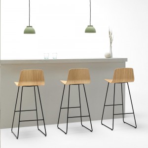 Taburete Varya Wood acero. Taburetes de diseño ideal para ambientes interiores.