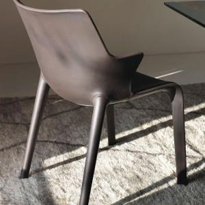 Silla Lou eat de Driade. Silla tapizada en cuero ideal para hogares, de comedor.