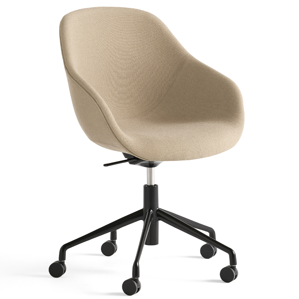 Silla AAC 155 de aluminio y polipropileno tapizada de Hay ideal para las oficinas.