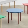 Mesa Two-colour de diseño moderna y elegante de Hay para instalaciones.
