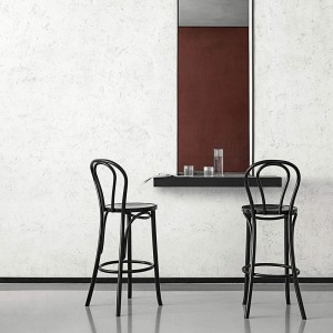 Taburete N.18 Tapizada con un diseño de mediados de XIX GTV Thonet Vienna.