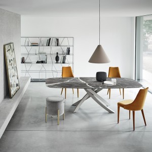 Silla Clara Tapizada de Bontempi. Sillas de comedor de diseño. Sillas y taburetes.