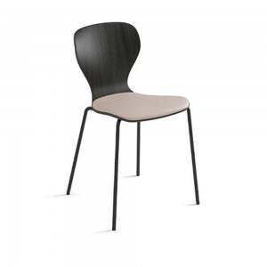 Silla con base metálica de diseño Ears para espacios públicos de Viccarbe.