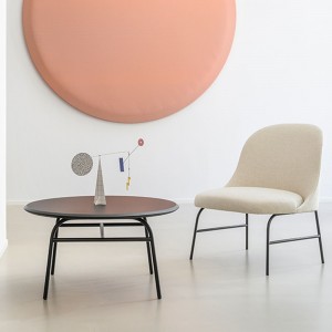 Mesa auxiliar Aleta redonda de Viccarbe. Mobilario de diseño interior.