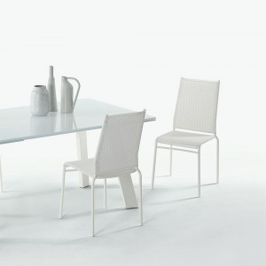 Silla Liú Outdoor de Ingenia. Sillas apilables modernas. Sillas de jardin.