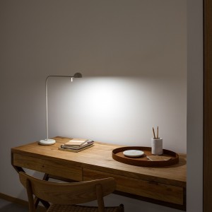 Lámpara de sobremesa pin de Vibia. Iluminación moderna ideal para salones.