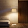 Lámpara de pie Warm Vibia. Diseño original de Luminarias para salones.