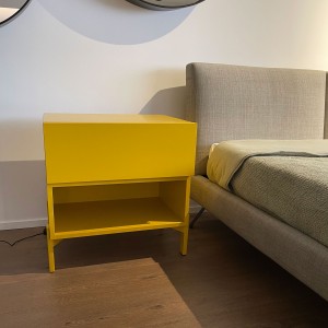 Mesita cajones L11 de Vive color amarillo de oferta. Muebles modernos.