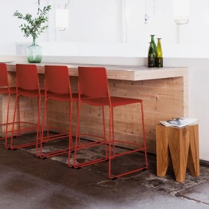 Taburete moderno Ema de Enea. Taburete de diseño en variedad de colores.