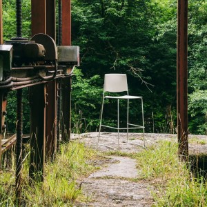 Taburete moderno Ema de Enea. Taburete de diseño en variedad de colores.