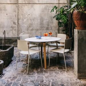 Silla moderna con respaldo abierto Ema de Enea. Silla original de diseño.