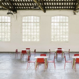 Silla moderna con respaldo abierto Ema de Enea. Silla original de diseño.