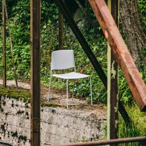 Silla moderna con respaldo abierto Ema de Enea. Silla original de diseño.