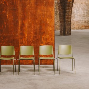 Silla moderna con respaldo abierto Ema de Enea. Silla original de diseño.