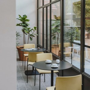 Silla moderna de respaldo abierto Ema de Enea. Sillas originales tapizadas.