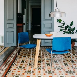 Silla moderna de respaldo abierto Ema de Enea. Sillas originales tapizadas.