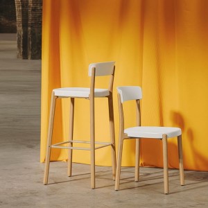 Taburete moderno Noa polipropileno de Enea. Diseño moderno de madera. 