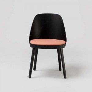 Silla moderna Kaiak 4L Enea. Diseño moderno ideal para ambientes interiores.