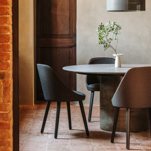 Silla moderna Kaiak 4L Enea. Diseño moderno tapizado ideal para salones.