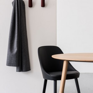 Silla moderna Kaiak 4L Enea. Diseño moderno tapizado ideal para salones.