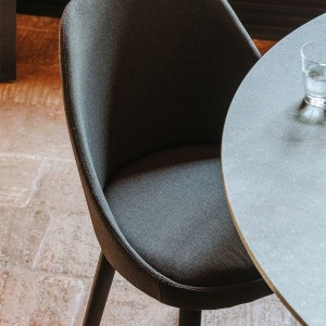 Silla moderna Kaiak 4L Enea. Diseño moderno tapizado ideal para salones.