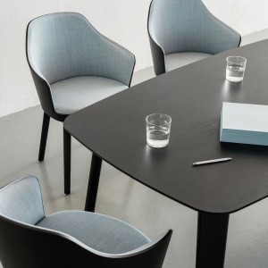 Sillón moderno Kaiak 4L Enea. Diseño en madera tapizada para interior.