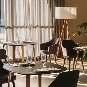 Sillón moderno Kaiak 4L Enea. Diseño en madera tapizada para contract.