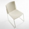 Silla moderna base patín de polipropileno Ema de Enea. Sillas de diseño.