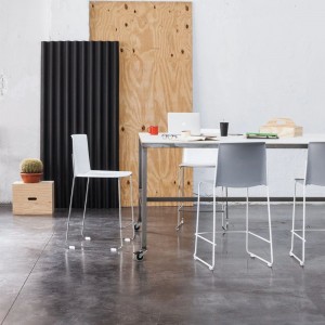 Taburete moderno Ema de Enea. Taburete de diseño en variedad de colores.